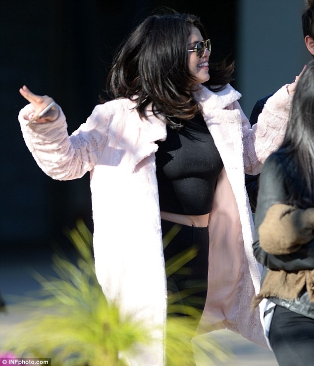 Selena Gomez và bạn trai mới bị theo dõi - ảnh 2