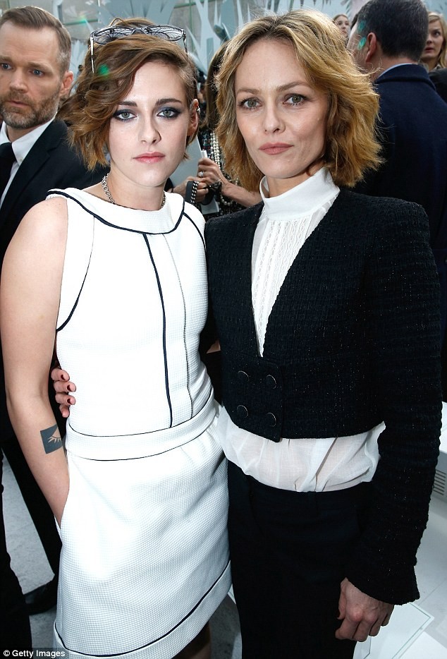 Kristen Stewart diện váy trắng muốt kiêu sa ở Paris - ảnh 9