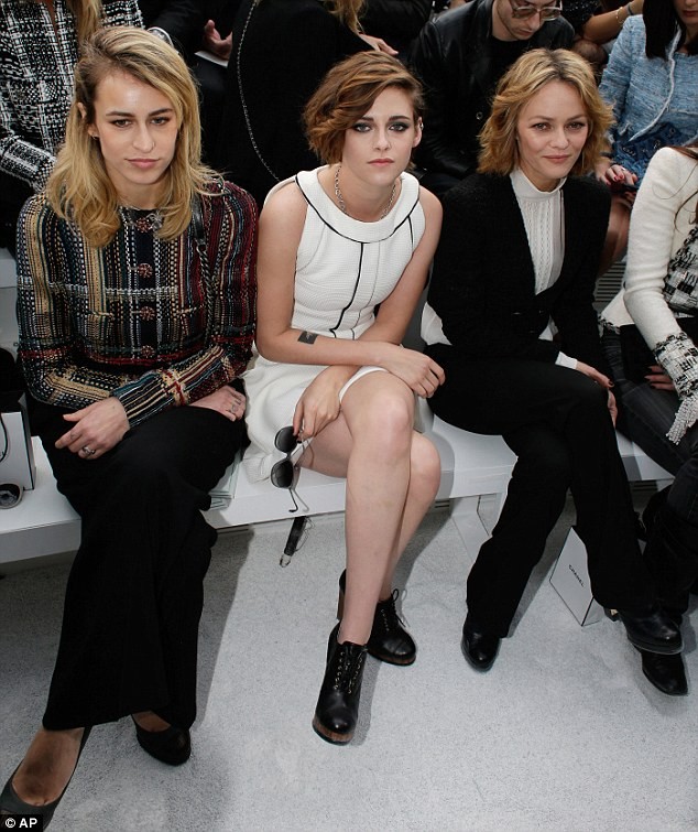 Kristen Stewart diện váy trắng muốt kiêu sa ở Paris - ảnh 7