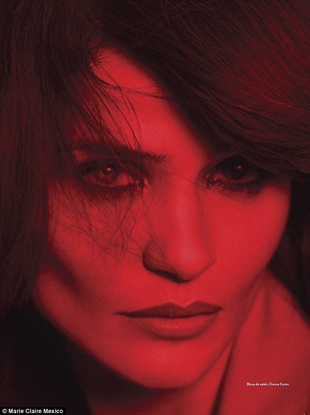 Ngắm siêu mẫu Helena Christensen rực đỏ đầy quyến rũ - ảnh 6