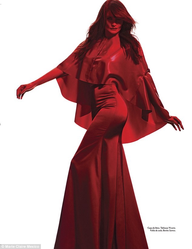 Ngắm siêu mẫu Helena Christensen rực đỏ đầy quyến rũ - ảnh 8
