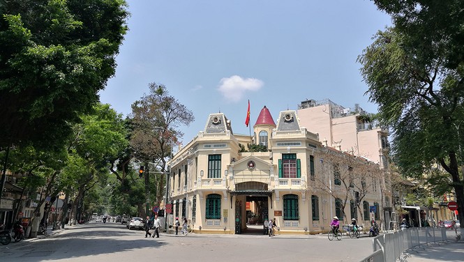 Hà Nội rực rỡ nắng vàng trong tiết trời cuối xuân - ảnh 13
