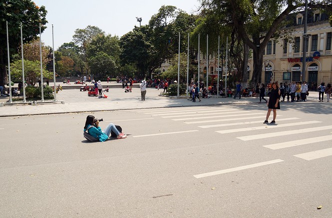 Hà Nội rực rỡ nắng vàng trong tiết trời cuối xuân - ảnh 14
