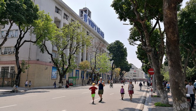Hà Nội rực rỡ nắng vàng trong tiết trời cuối xuân - ảnh 6