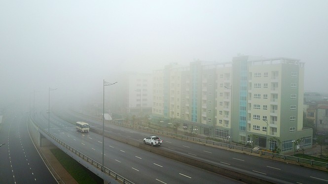 Hà Nội mịt mù trong sương dày đặc - ảnh 1