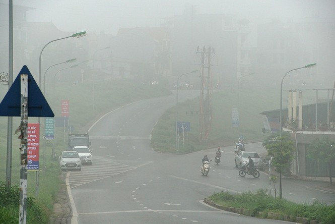 Hà Nội mịt mù trong sương dày đặc - ảnh 7