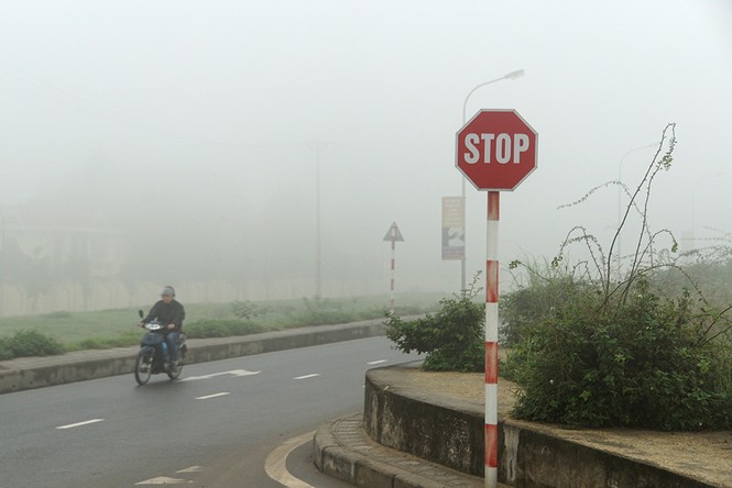 Hà Nội mịt mù trong sương dày đặc - ảnh 15