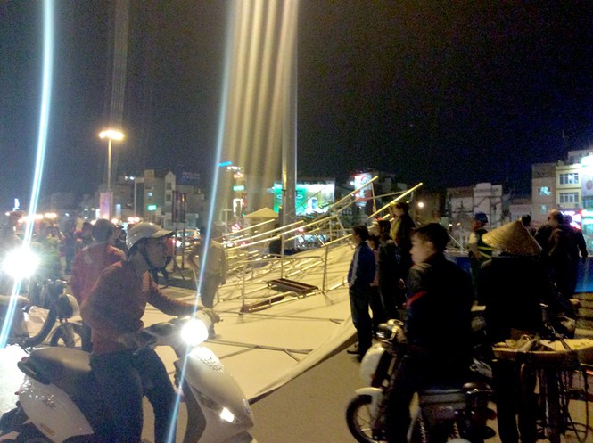 Sập dàn giáo ven đường, 3 người bị thương - ảnh 3