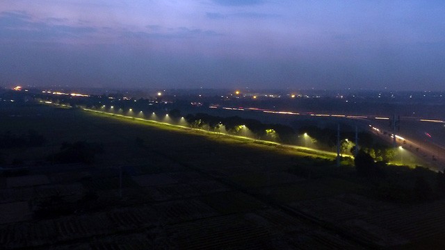 Mịt mù khói đốt rơm rạ 'bao vây' ngoại ô Hà Nội - ảnh 12