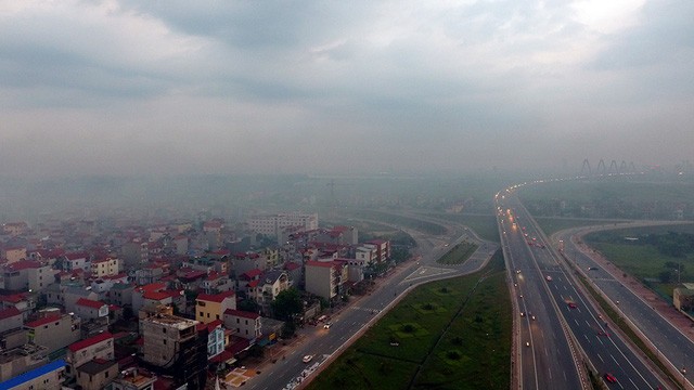 Mịt mù khói đốt rơm rạ 'bao vây' ngoại ô Hà Nội - ảnh 1