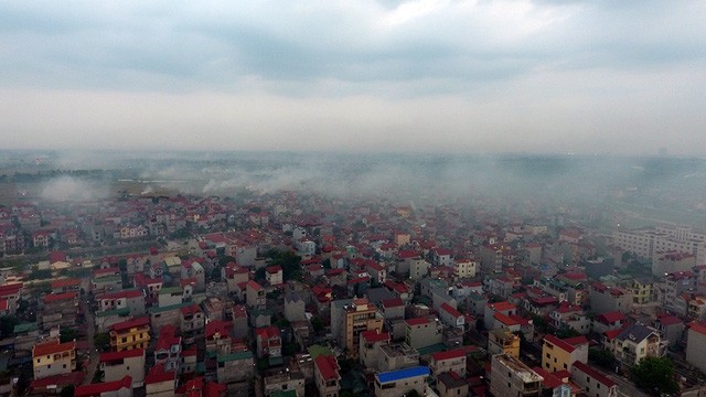 Mịt mù khói đốt rơm rạ 'bao vây' ngoại ô Hà Nội - ảnh 4