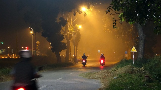 Mịt mù khói đốt rơm rạ 'bao vây' ngoại ô Hà Nội - ảnh 6