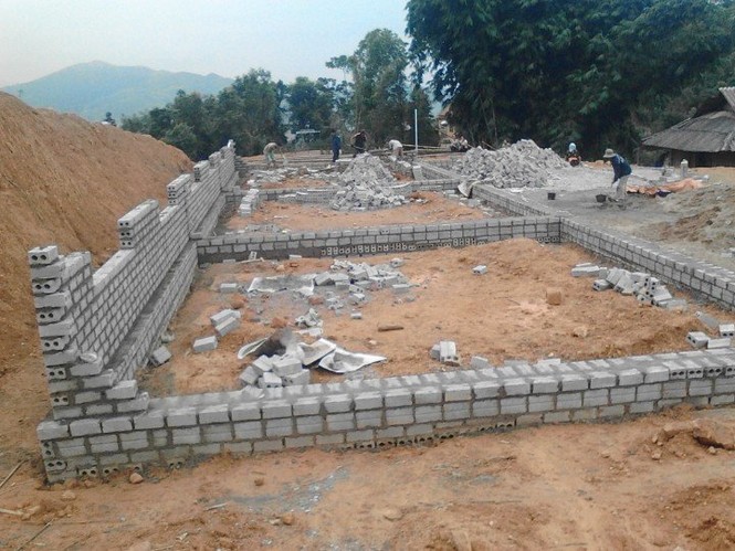 Hình ảnh đẹp học sinh xếp hàng dài chuyển gạch xây trường - ảnh 1