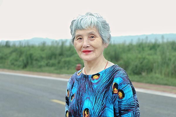 Cụ bà 74 tuổi ‘lột xác’ thành ngôi sao thời trang - ảnh 4