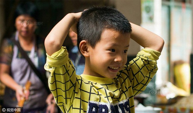 Bé trai nặn 10.000 viên hoành thánh mỗi ngày giúp gia đình - ảnh 3