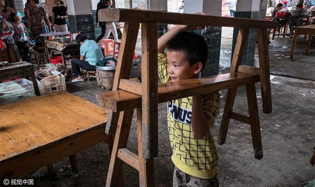 Bé trai nặn 10.000 viên hoành thánh mỗi ngày giúp gia đình - ảnh 2