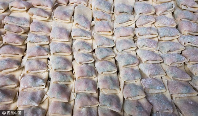Bé trai nặn 10.000 viên hoành thánh mỗi ngày giúp gia đình - ảnh 1