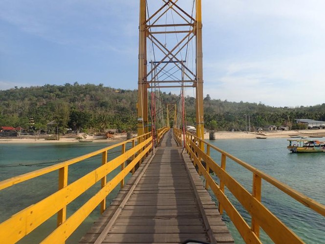 Indonesia: Sập cầu nối giữa hai đảo, 39 người thương vong - ảnh 2