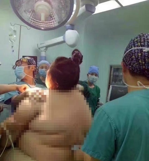 16 y bác sĩ đỡ đẻ cho bà bầu nặng... 130kg - ảnh 1