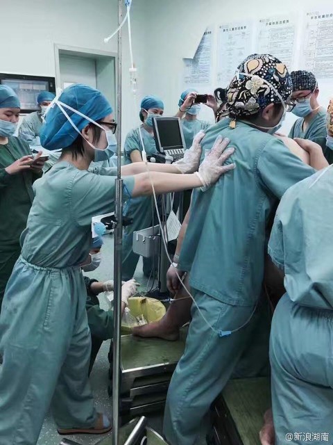 16 y bác sĩ đỡ đẻ cho bà bầu nặng... 130kg - ảnh 3