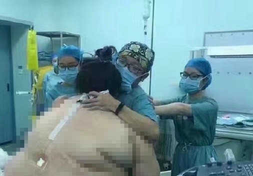 16 y bác sĩ đỡ đẻ cho bà bầu nặng... 130kg - ảnh 2