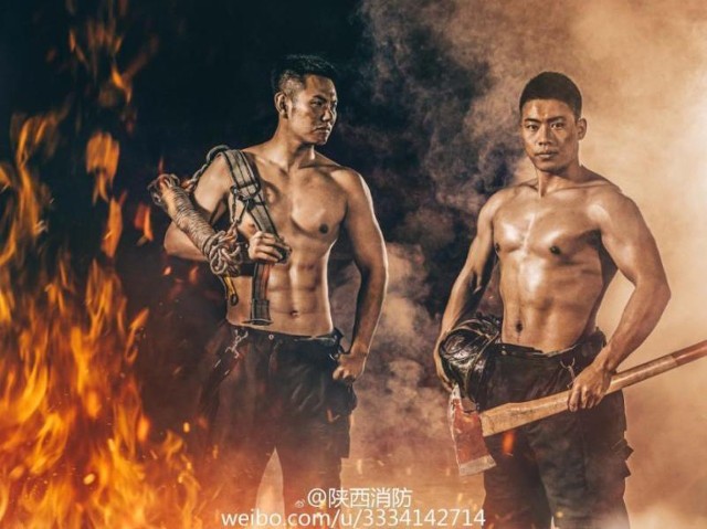 Lính cứu hỏa gây ‘sốt’ với bộ ảnh lịch khoe cơ bắp - ảnh 2