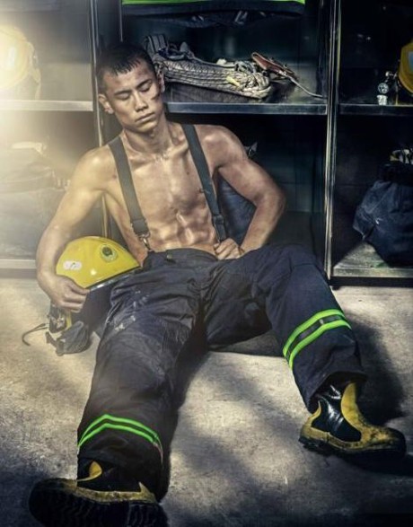 Lính cứu hỏa gây ‘sốt’ với bộ ảnh lịch khoe cơ bắp - ảnh 7