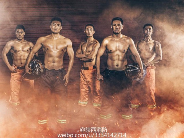 Lính cứu hỏa gây ‘sốt’ với bộ ảnh lịch khoe cơ bắp - ảnh 1