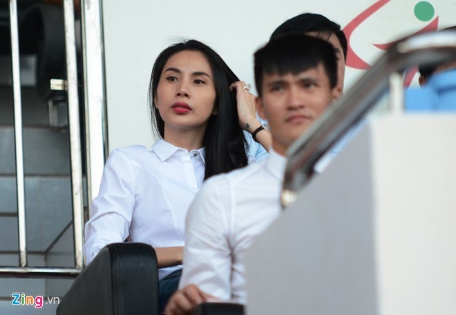 Thủy Tiên tới sân cổ vũ đội bóng của Công Vinh thi đấu - ảnh 6
