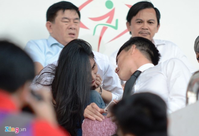 Thủy Tiên tới sân cổ vũ đội bóng của Công Vinh thi đấu - ảnh 7