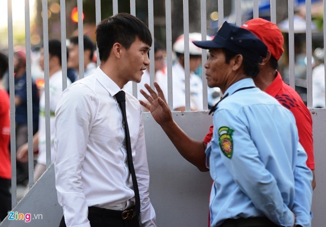 Thủy Tiên tới sân cổ vũ đội bóng của Công Vinh thi đấu - ảnh 3