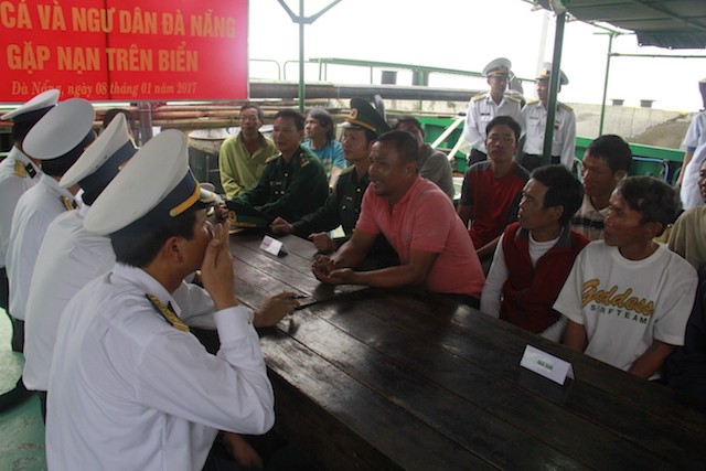 Tàu cá trôi dạt và 10 ngư dân đã vào bờ an toàn - ảnh 1