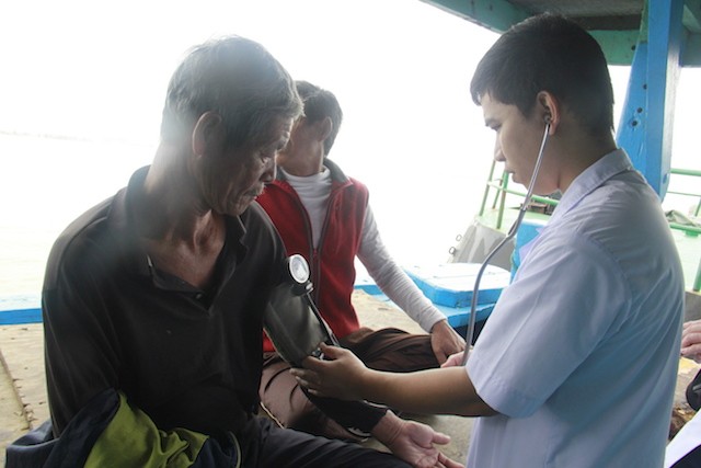 Tàu cá trôi dạt và 10 ngư dân đã vào bờ an toàn - ảnh 2
