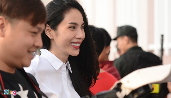 Thủy Tiên tới sân cổ vũ đội bóng của Công Vinh thi đấu - ảnh 2