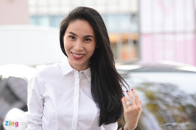 Thủy Tiên tới sân cổ vũ đội bóng của Công Vinh thi đấu - ảnh 1