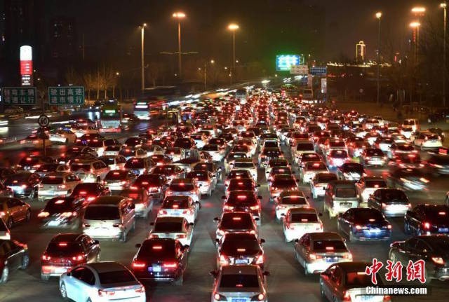 Hết Tết, người dân Trung Quốc ùn ùn đổ về thành phố - ảnh 1