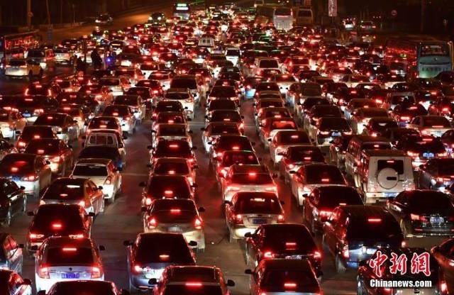 Hết Tết, người dân Trung Quốc ùn ùn đổ về thành phố - ảnh 4