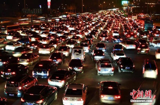 Hết Tết, người dân Trung Quốc ùn ùn đổ về thành phố - ảnh 3