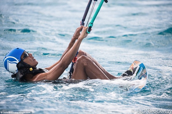 Ông Obama trổ tài lướt ván diều điêu luyện trên biển Caribbe - ảnh 3