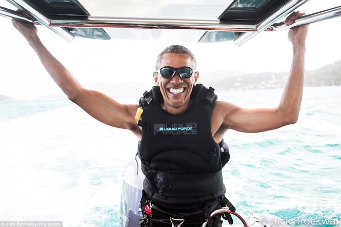 Ông Obama trổ tài lướt ván diều điêu luyện trên biển Caribbe - ảnh 1