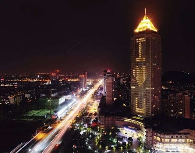 Cụ ông 84 tuổi thắp sáng cả tòa nhà để tỏ tình với vợ - ảnh 2