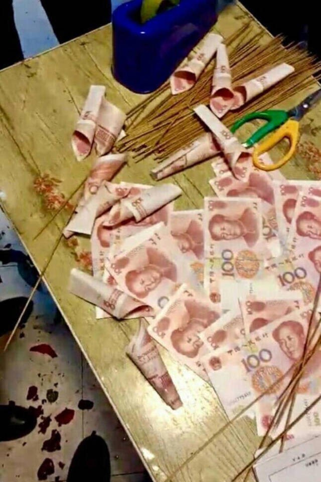 ‘Soái ca’ tự gói bó hoa tiền mặt giá 33 triệu đồng tặng bạn gái - ảnh 1