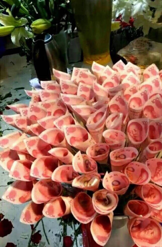 ‘Soái ca’ tự gói bó hoa tiền mặt giá 33 triệu đồng tặng bạn gái - ảnh 3