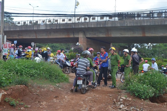 Đi đá banh về rủ nhau ra tắm hồ, 2 học sinh đuối nước - ảnh 1