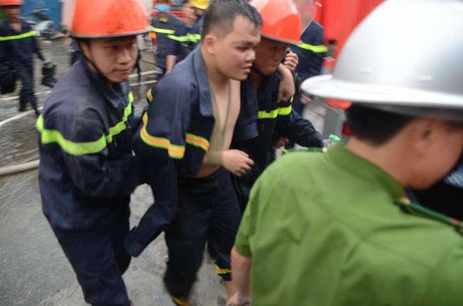 Sững sờ với hiện trường vụ cháy kho hàng đường Phạm Hùng - ảnh 7