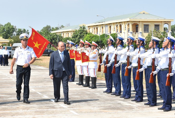 Thủ tướng kiểm tra công tác huấn luyện sẵn sàng chiến đấu tại Lữ đoàn Tên lửa - ảnh 1