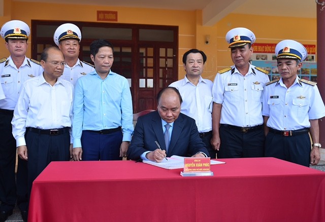 Thủ tướng kiểm tra công tác huấn luyện sẵn sàng chiến đấu tại Lữ đoàn Tên lửa - ảnh 2