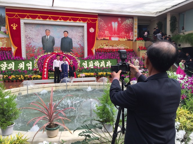 Nữ binh sĩ Triều Tiên gây chú ý với ảnh ‘selfie’ cùng phóng viên - ảnh 6