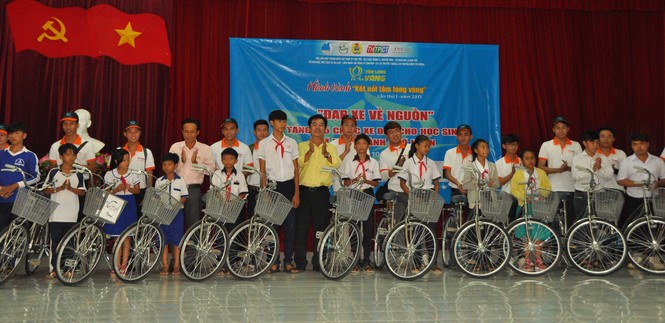 Tặng 115 xe đạp cho học sinh nghèo vùng sâu - ảnh 1