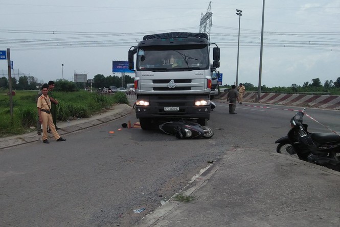 Xe tải cuốn vào gầm, 3 người trong gia đình thương vong - ảnh 1